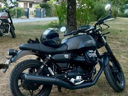 MOTO GUZZI V7 STONE 2023 из Швейцарии — фото 1